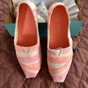 NWT Tom's Alpargata Classic in Fuchsia rose wide stripe (size 7.5)